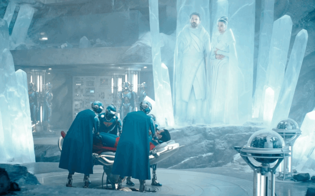 Bradley Cooper y Angela Sarafian mandando su mensaje mientras operan a su hijo - Crítica de Superman 2025