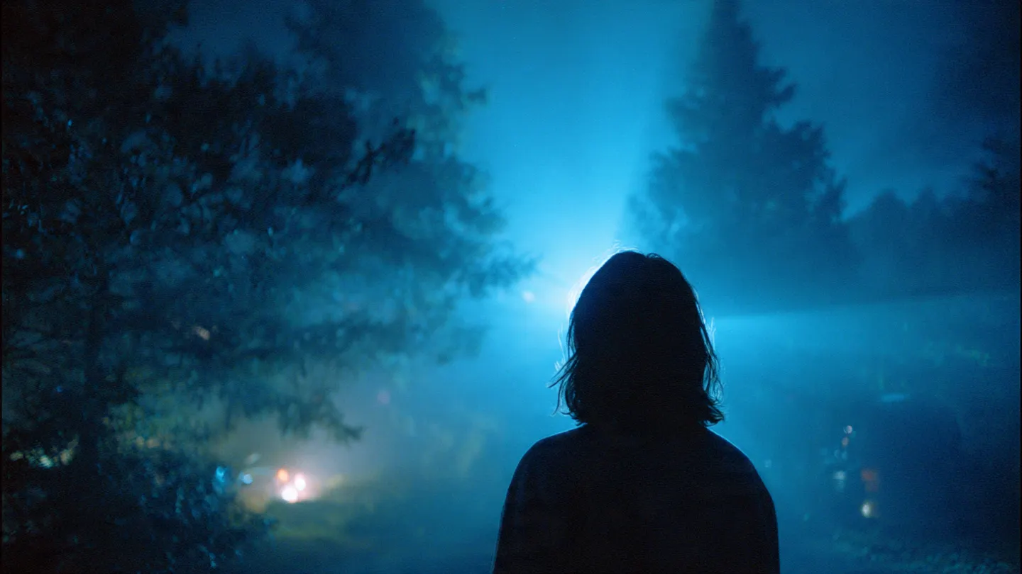 ciencia-ficcion-patagonica-el-patio-trasero-sara-mirando-el-portal