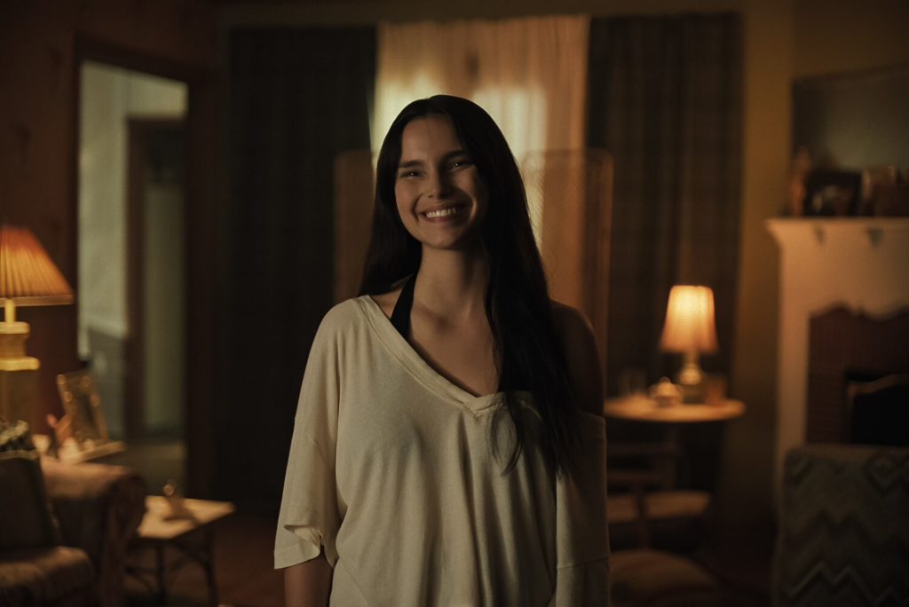 película obsesión 2025 - Nikki se orina en la espera