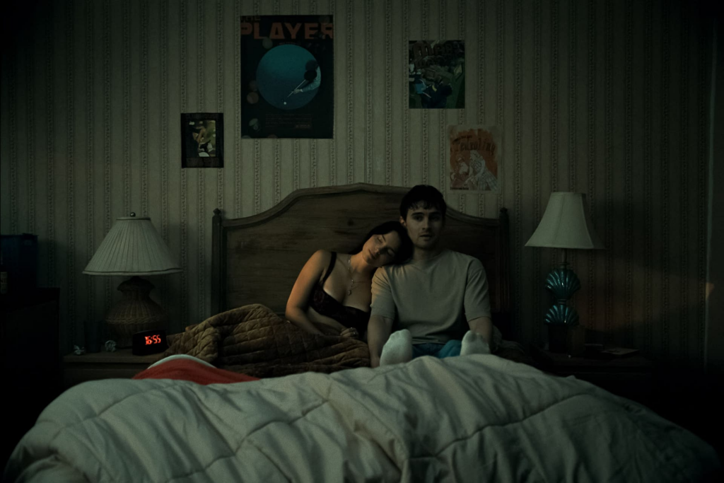 Fotografía de la película Obsesión 2025 que ilustra los silencios incómodos